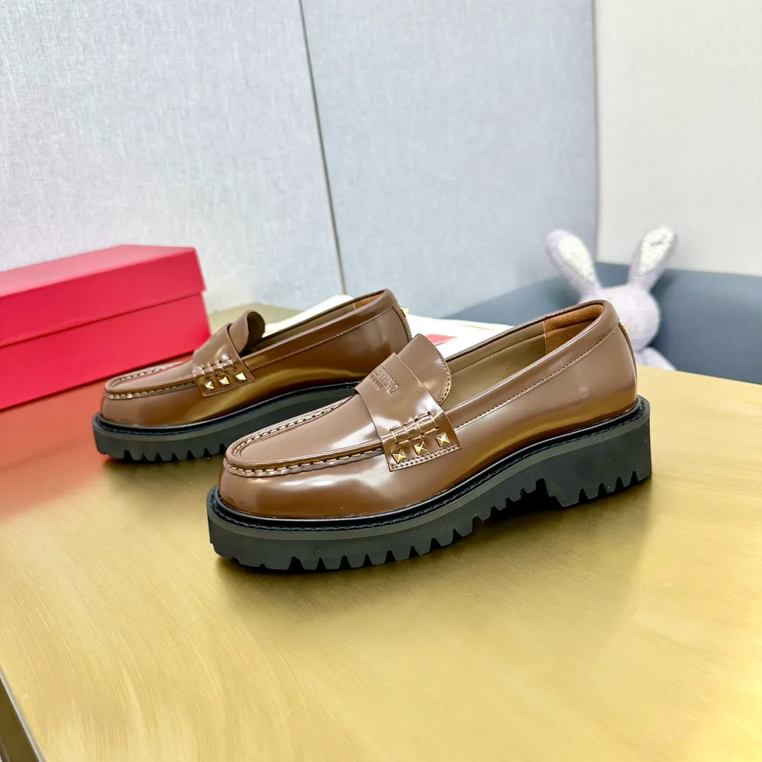 👟👟Ex-factory price 560👟👟 2024【VALENTINO】Valentino's early spring fashionable slip-on loafers are hot new🆕 Versatile style with temperament💃🏻 Slay the whole audience immediately when you put them on [Love] The ultra-simple design is more timeless and attractive! Fashionable and neat feeling, it is a magic tool for increasing your height and slimming down ✨ The shoe collar is specially added with anti-wear latex! You won't feel tired after walking all day long🦶🏻 The upper is made of open-edge beaded cowhide material and paired with a calfskin lining, which is full of texture! 👿Bottom thickness 4.0cm 👿Color: Black Brown 👿Size: 35-40 Factory ready supply